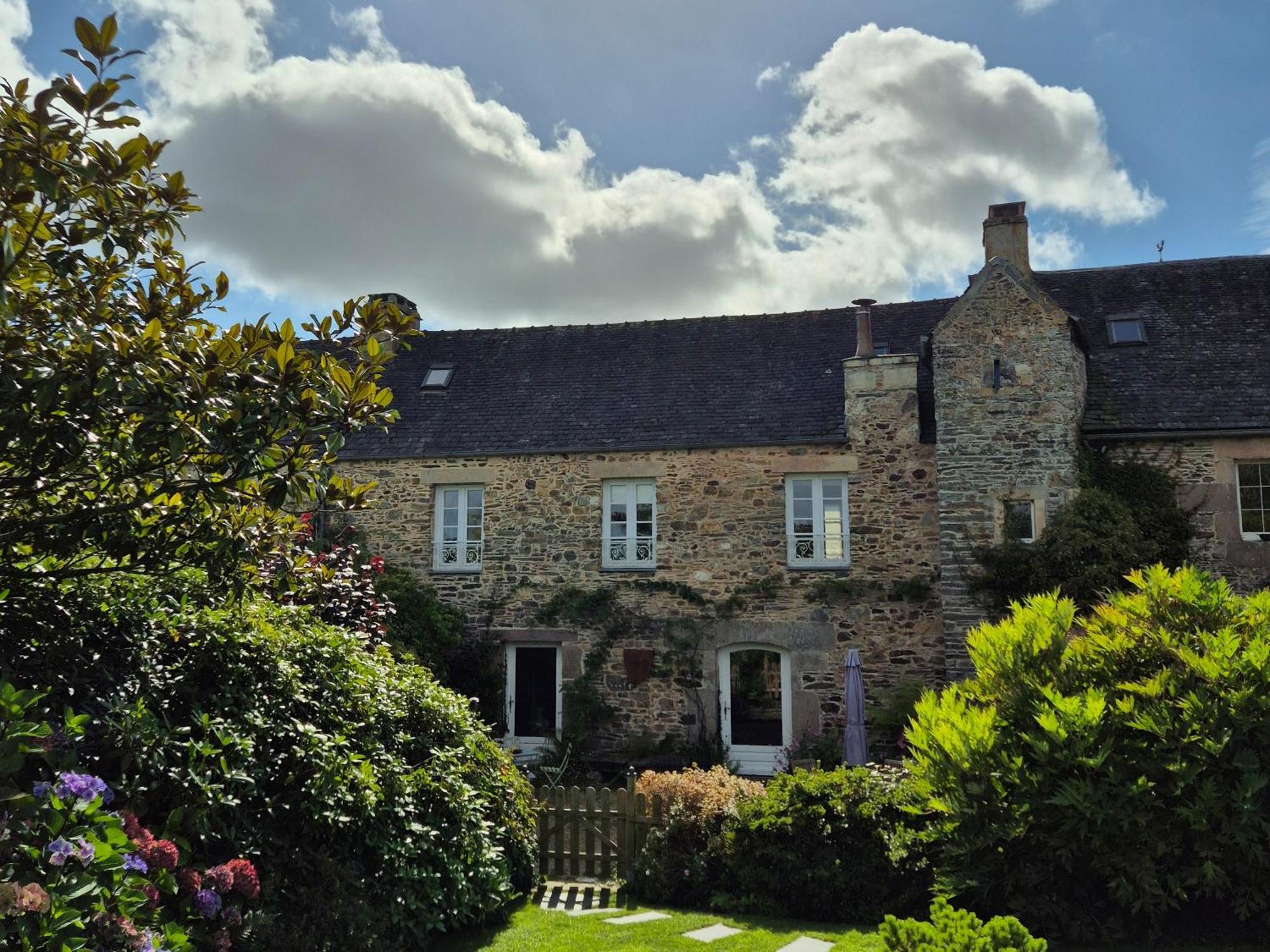 Gite De Charme Au Manoir Du Plessis-Quinquis Sainte-Seve Bagian luar foto
